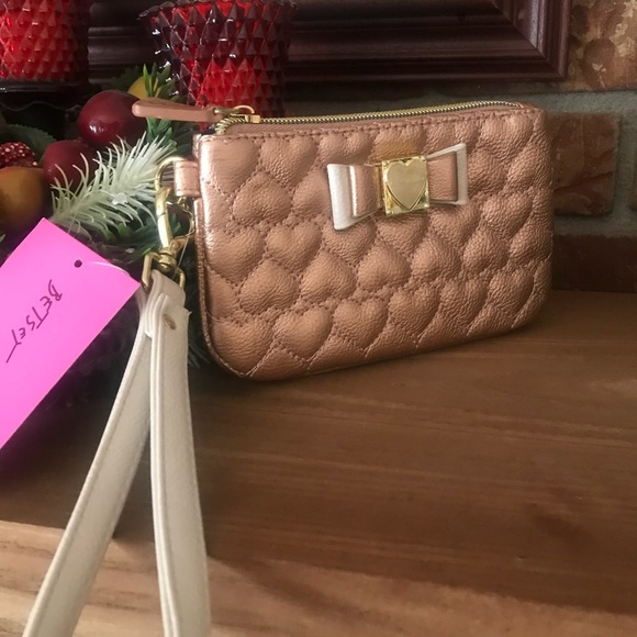 💋Betsey Johnson Rose Gold Heart Be Mine Wristlet - Picture 1 of 8